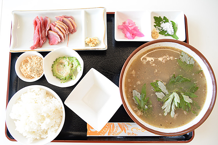 ぴーじゃー食堂 山羊汁刺し身定食